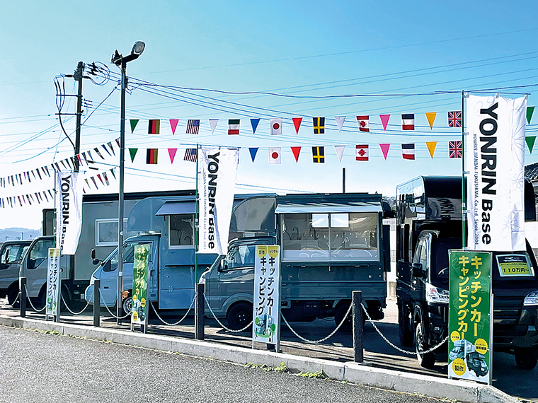 話題の「軽トラキャンピングカー トリパル」(税込99万円〜、ハウス価格)をはじめ、手軽な軽トラキッチンカーや1.5tパネルトラック、1tトラックを改造したものまで予算・用途に合わせて制作可能