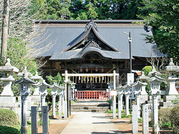 八幡宮として建武年間に創立され、元禄8年（1695年）に造営された由緒ある神社