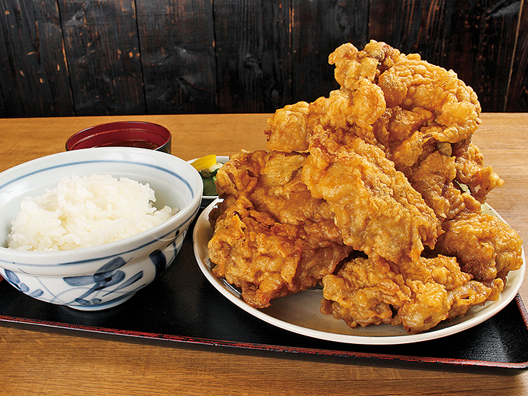 「からあげ定食」(5枚・1,050円)※4枚・5枚盛りの注文は、2021年12月現在休止中。お願いすると、1枚肉をカットして提供してくれる。ご飯(大)、みそ汁、小鉢1品が付く
