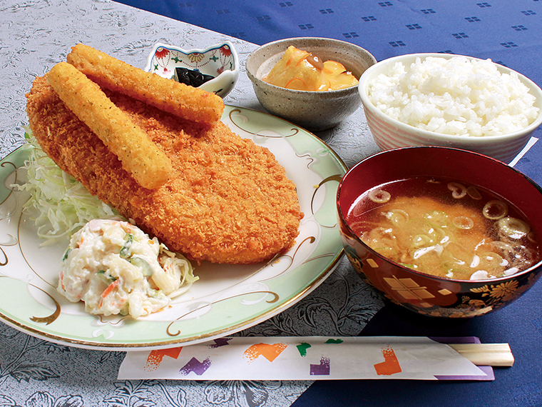 「わらじコロッケ定食」（800円）。みそ汁、ご飯（220g）、小鉢、漬物、ドリンクバー付き。食べきれない時は持ち帰り用パックもあり