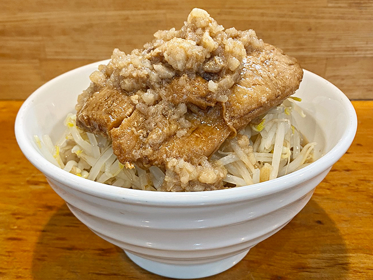 『極中華蕎麦 ひろた』の「極中華蕎麦」(1,000円)。チャーシューやもやしが盛り沢山でインパクト大。ガッツリ楽しみたい方におすすめ