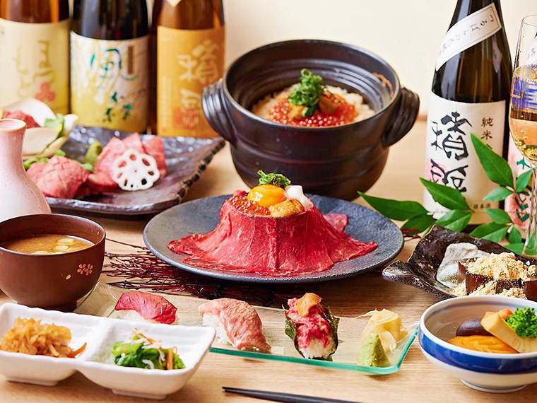 8,000円コース(9品・酒別)の一例。ウェルカムドリンクでスパークリングの日本酒付き