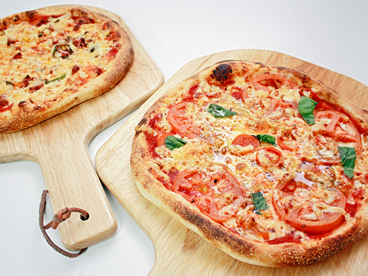 左が「カルボのミックスピザ」、右が「マルゲリータデラックス」。焼き立ての香ばしい匂いが食欲をそそる