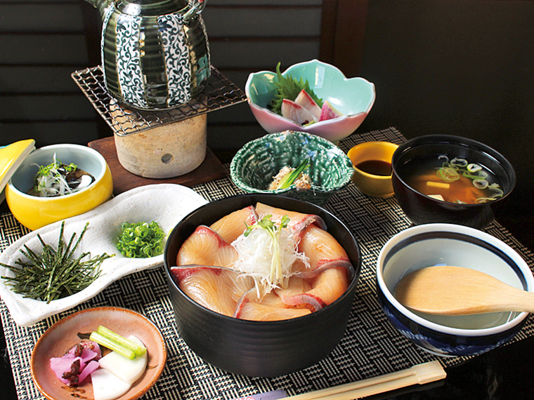 「寒ぶり茶漬け膳」（2,200円）。漬丼は取り分けてお茶漬けにして食しても美味