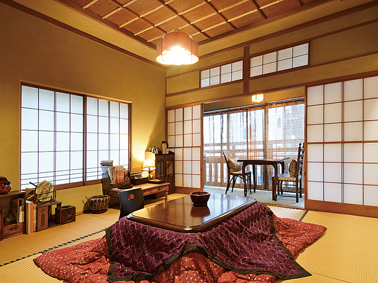 客室「あられ」は、昭和初期のインテリアに囲まれたレトロな和室。東 山温泉ゆかりの漫画家、手塚治虫氏の執筆部屋をイメージした