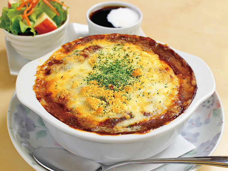 とろ〜りチーズがたまらない「焼きチーズカレー」(1,150円)。熱々のうちにどうぞ。サラダ、コーヒーゼリー、ドリンク付き