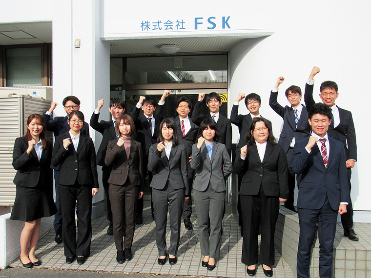 元気いっぱいの若手社員が集合。先輩後輩が和やかな雰囲気だ