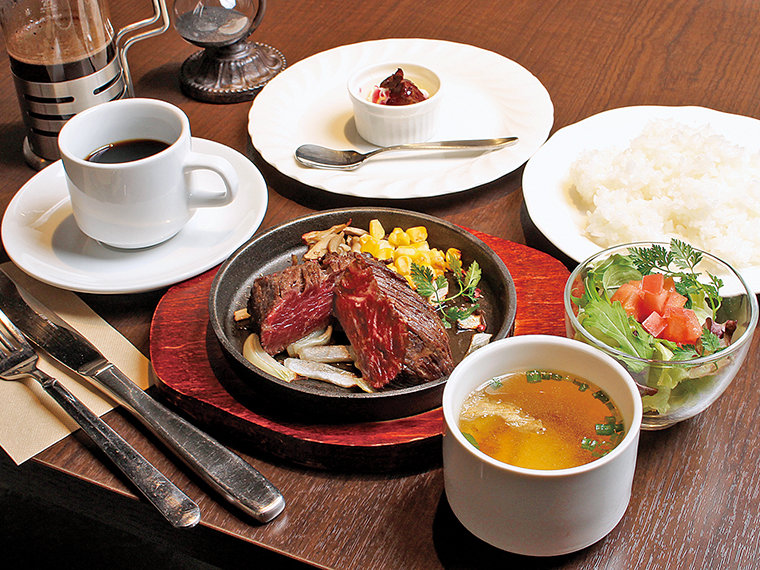 「ハラミステーキセット」(1,300円)。サラダ、スープ、ライス、デザートと、フレンチプレスで抽出するコーヒーが付く。コーヒーは「富久栄珈琲」のオリジナルブレンド