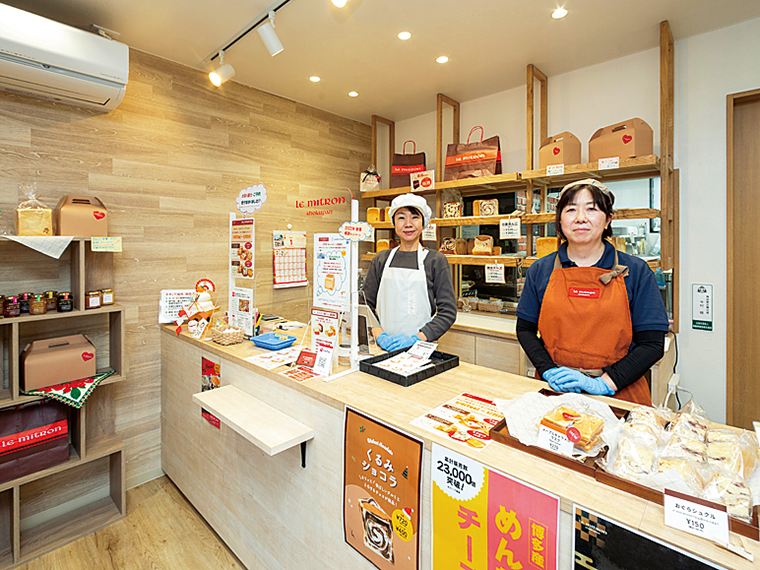 明るい店内にはパンの良い香りが。一斤(350円~)の他ハーフも展開