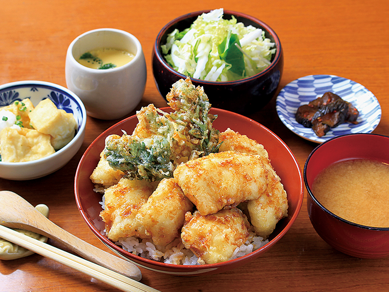 客からの要望により提供を再開した「復活常磐産あなご天丼」(880円)。この日は中央に春菊の天ぷらが。みそ汁、サラダ、小鉢、茶わん蒸し、漬物、コーヒーが付く
