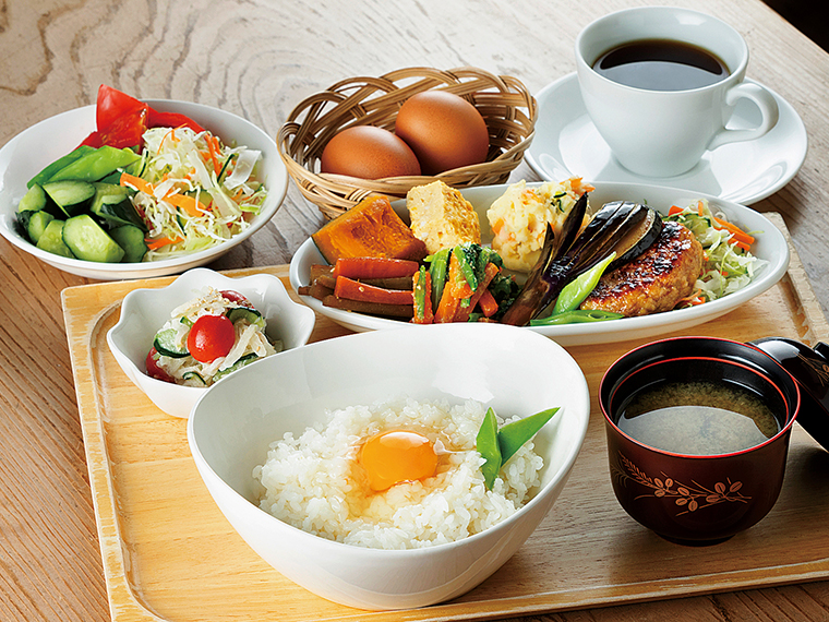 日替わりの「ここたまランチ」（1,100円）。サラダ、味噌汁、ドリンクが付く