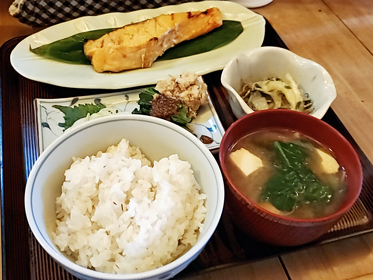 お気に入りの一つ。「銀鮭西京漬定食」(800円)