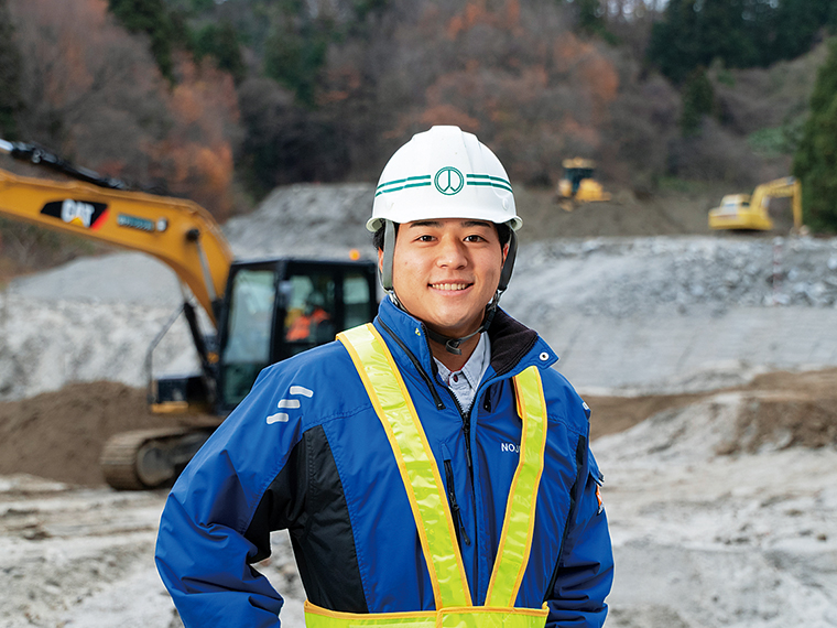 入社3年目の石井海空（かいら）さんは、「作成した図面通りに工事が進んで形が見えてきた時がうれしい」と話す