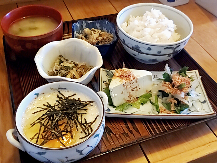 体が求める、「とろろかけご飯定食」(700円)