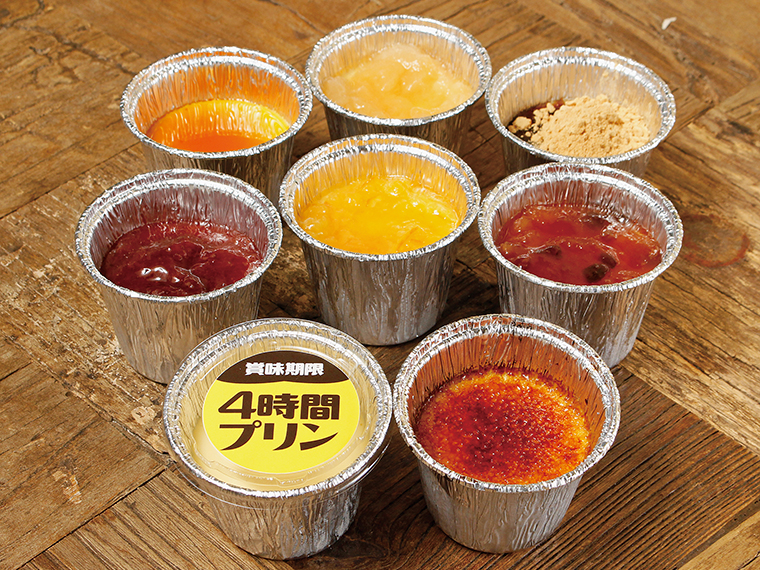 「4時間プリン」(手前・389円〜)。「特製ソースの4時間プリン」(奥・389円〜)はイチゴやモモなど約6種類。随時、新商品が登場