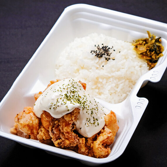 ご飯とセットでお得な「からあげ南蛮弁当」(3個入り・440円、4個入り・570円)