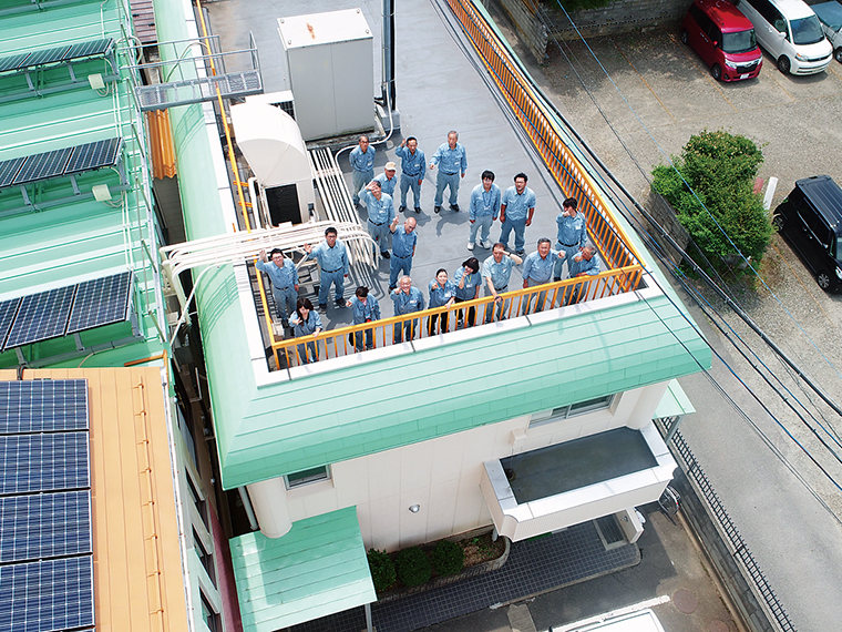 写真やPV動画などの撮影をドローンを使って行っている。写真は本社屋上