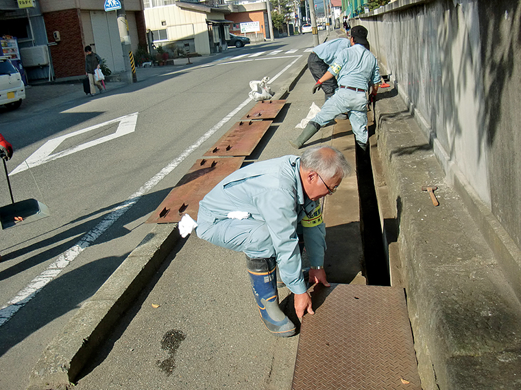地域貢献の一環として、本社周辺の清掃活動を率先して行う樋山社長。冬は雪かきなども行っている