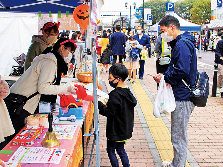 「福島駅前軽トラ市」の様子。「イベントでは直接、読者や地域の方と触れ合えるので、楽しんでくれている様子をみるとうれしくなります」