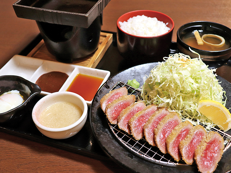 「牛かつ定食(小)」(1,550円)。ミニは牛カツが80g、小(100g)、中(140g)、大(180g)、特大(260g)も選べる。ご飯、みそ汁付き
