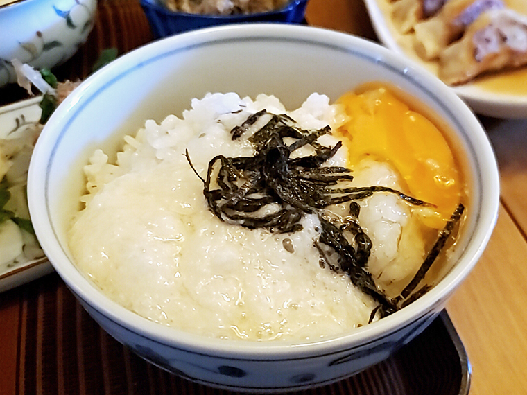 麦飯に移したら、あとは右手をスナップさせるだけ