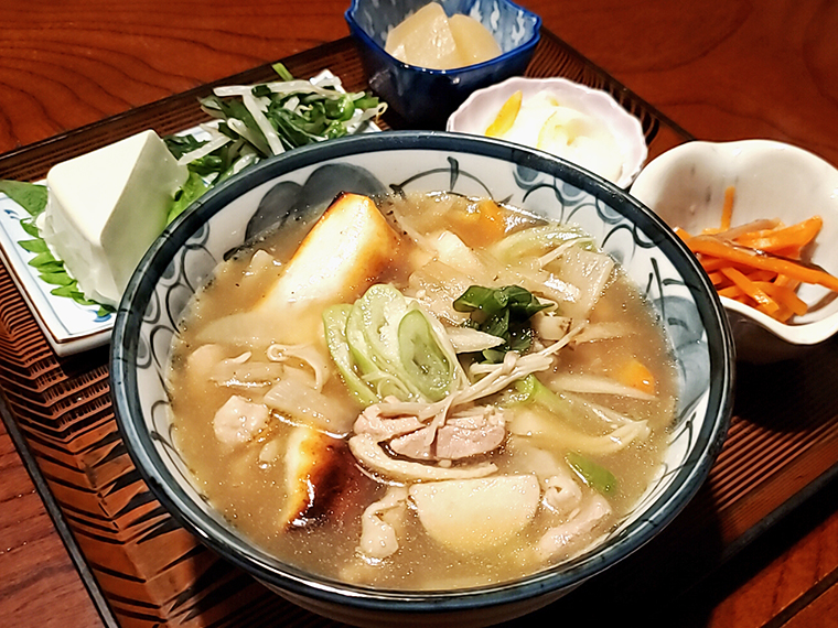 あったかくて食べ応えあり「雑煮風餅定食」（800円）