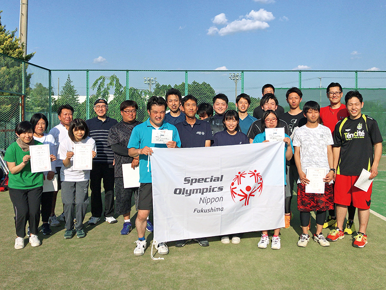「スペシャルオリンピックス」を通じて、知的障害のある方とスポーツを楽しみながら共に 成長につなげる活動を行っている