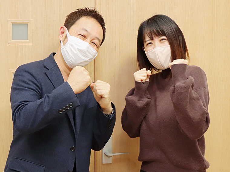 今回写真を撮っていただく「やよい写真館」の方と一緒に一枚。よろしくお願いいたします!
