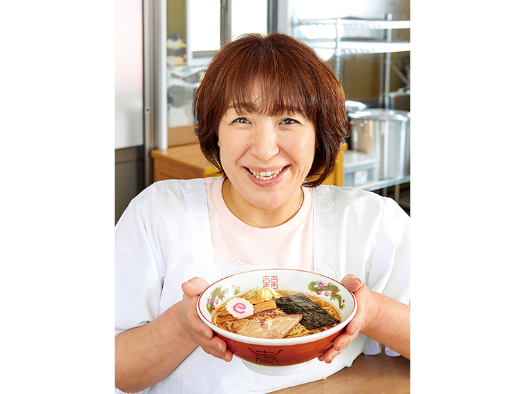 「よしだ屋」の次女・純子さん。父のラーメンの味と、母の元気で明るい接客を継承する