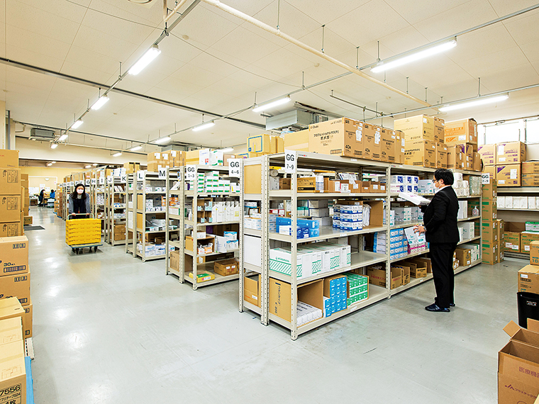 数万点の在庫を管理し、いつでも出荷できるように体制を整えている