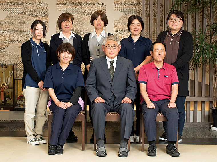 幅広い年代の職員が互いに助け合いながら仕事に取り組んでいる