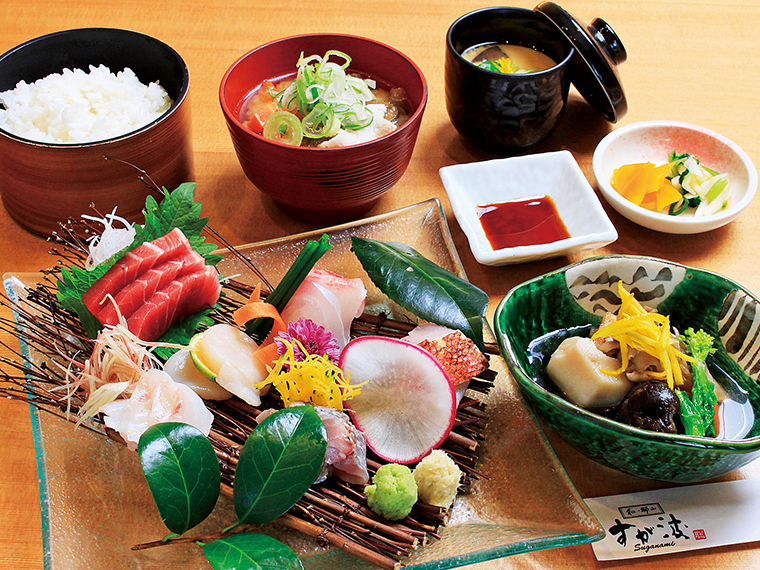 「刺身盛合せ定食」(1,300円)。この日の刺身はマグロ、サンマ、キンメダイなどが並んだ。豚汁、ご飯、小鉢、茶わん蒸し、お新香付き。ランチ予約可。HPのメールフォームから相談を