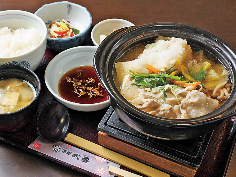 2021年12月から提供中の「エゴマ豚雪見鍋定食」（1,500円）。ご飯、みそ汁、小鉢、お新香付き。「茶碗蒸し」（210円）もおすすめ