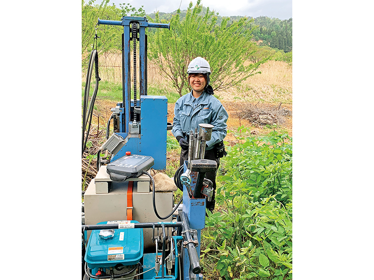 専用の機械を使い地盤を調査する