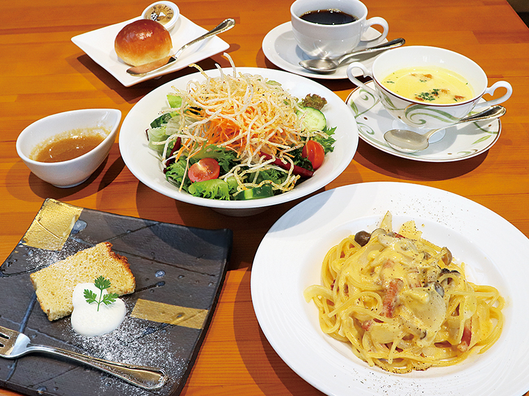 「レディースランチ」（1,100円）。パスタは写真のカルボナーラなど週替わり。サラダは自家製のドレッシングで召し上がれ