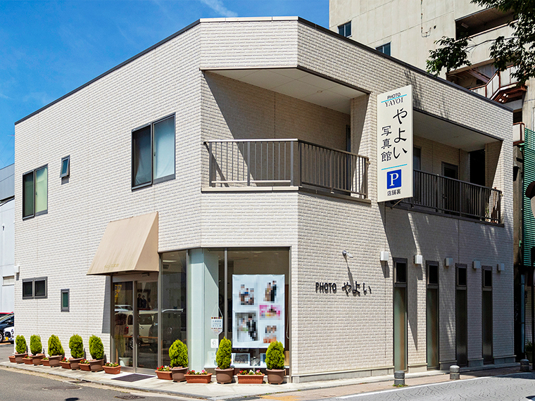 今回、プロフィール写真の撮影をしていただいた「やよい写真館」さんです!