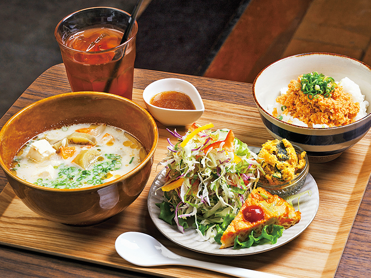 ゴマ豆乳スープランチ。お得なドリンクセット(+300円)にしてアイスティー付きに