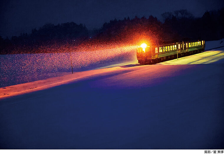 【「第一八坂野踏切」から撮影した、豪雪の中を走るJR只見線車両（河沼郡柳津町細八地内）】撮影機種：EOS R5、手持ち撮影、シャッター速度：1／80、F2.8、絞り優先