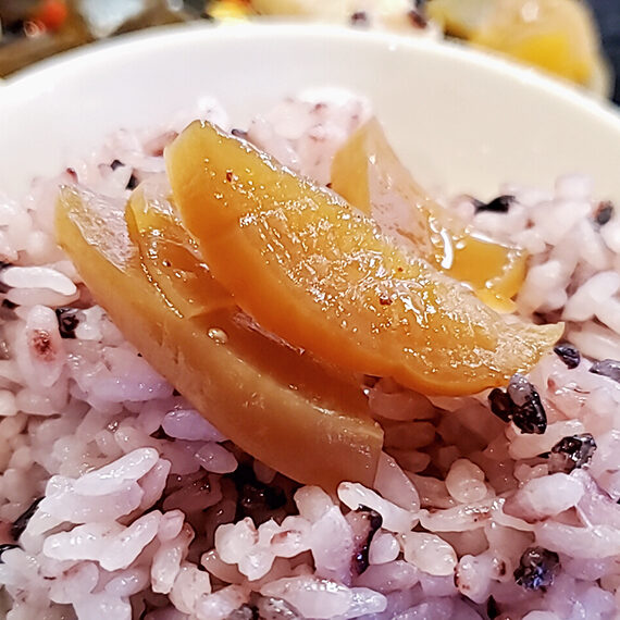 “漬物王子”こと専務取締役の森藤さんも好物のパリッとした味からみ。ほんのり辛み＋まろやか昆布の風味