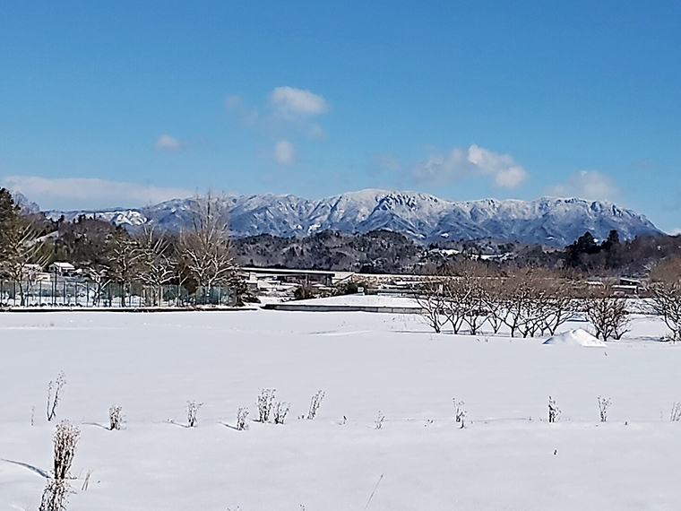 雪化粧で、霊山の雄大な山並みもさらに美しく