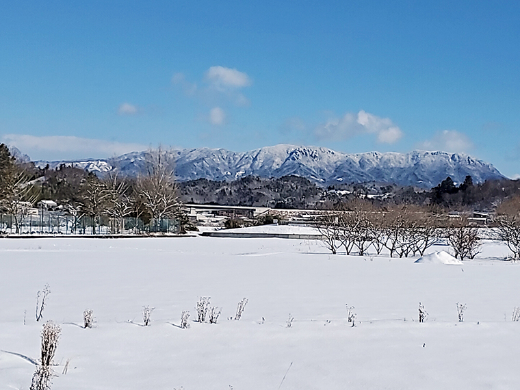 雪化粧で、霊山の雄大な山並みもさらに美しく