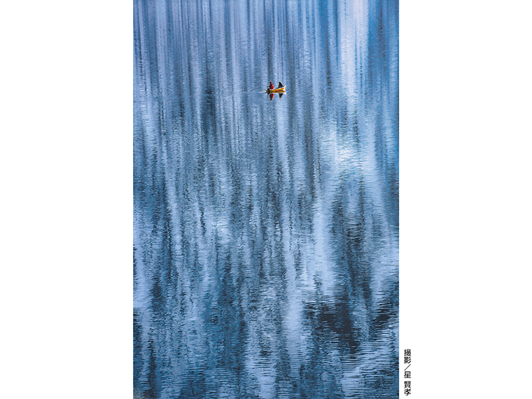 【「昇滝幻想」が現れた沼沢湖（大沼郡金山町）】撮影機種：EOS R5、手持ち撮影、シャッター速度：1／300、F11、絞り優先