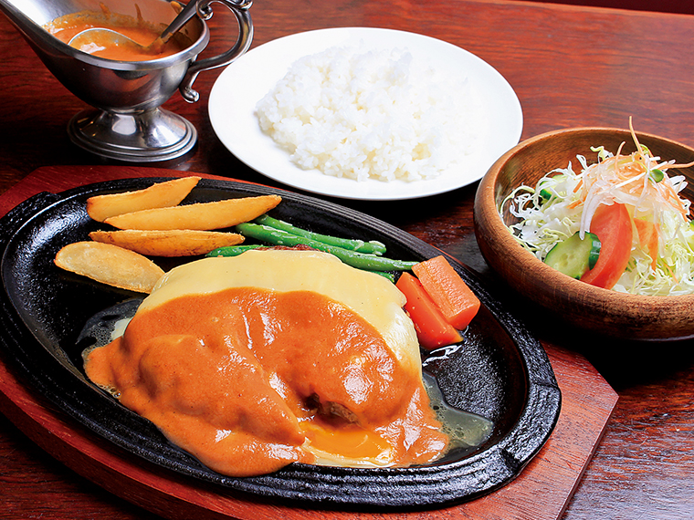 「特製チーズハンバーグステーキ」(200g・1,200円)。ライス、サラダ付き。ハンバーグは250g・1,400円から350g・1,700円まで