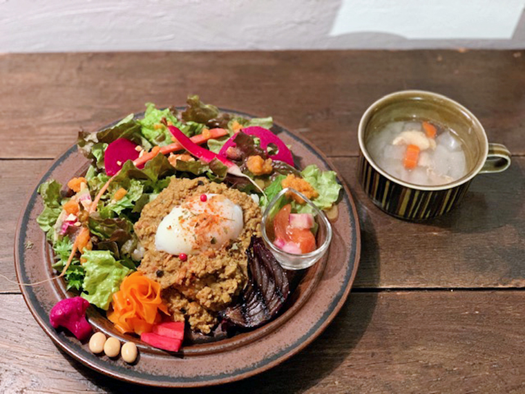 「和風だしの薬膳カレー(温たま付き)」ランチ1,380円、夜は1,580円。全てのプレートごはんに自家製グリーンサラダや本日のスープが付く