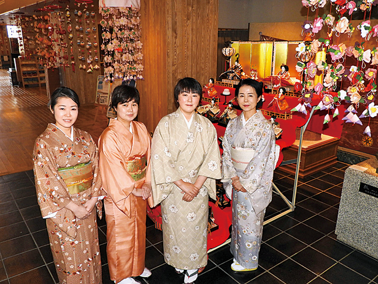 主催する岳温泉女将の皆さん。温泉街の飲食店では特別メニューも提供