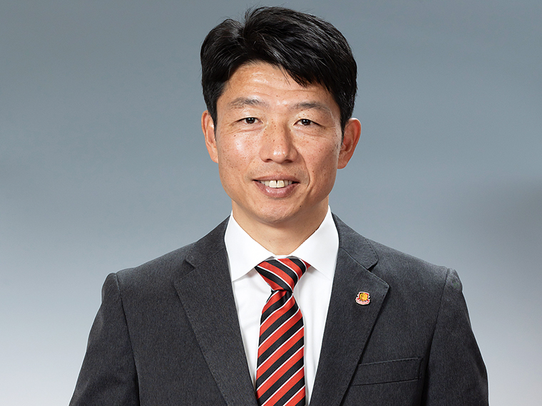 1973年9月23日生、静岡県出身。現役時代は日本代表として活躍。昨（2021年）シーズンはジュビロ磐田トップチームヘッドコーチとして、J2優勝・J1昇格へと導いた