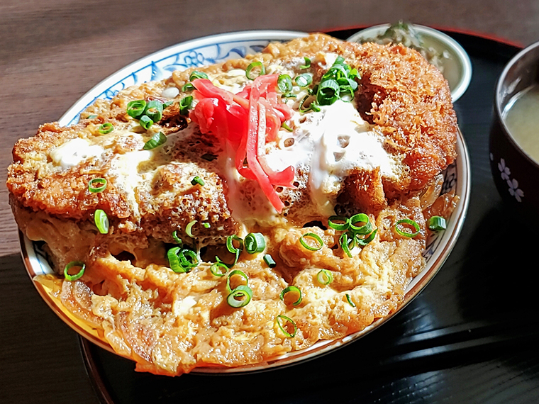 出汁の染みたビジュアルも美しい「煮込みカツ丼」（750円）