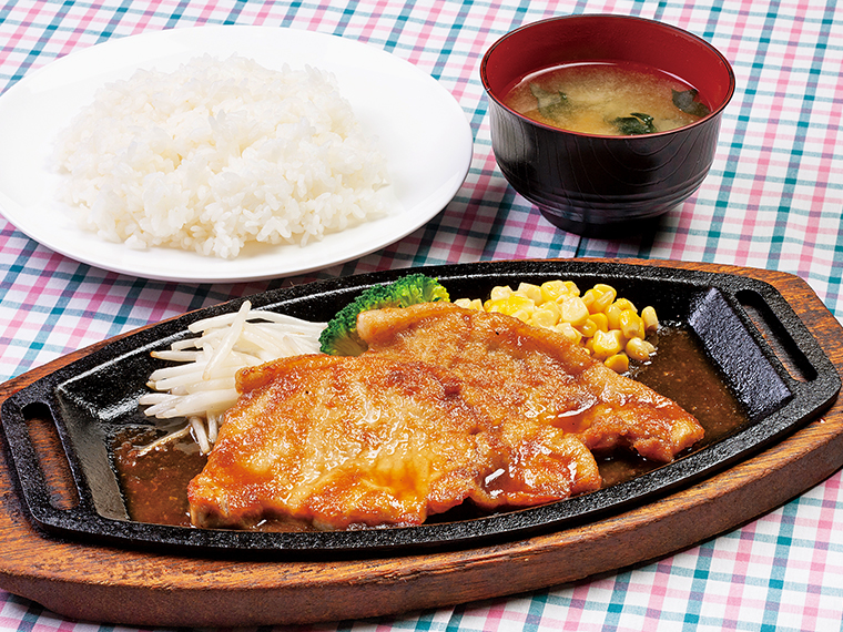 「ポークガーリック焼き」(1,210円)。国産豚ロースを使用。フレッシュなニンニクとガーリックソースで香り付けしている。ライス、みそ汁付き。終日注文できる