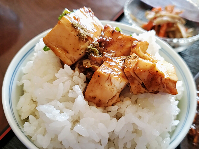 ライスに乗せた麻婆は、採掘された宝石のような美しさ