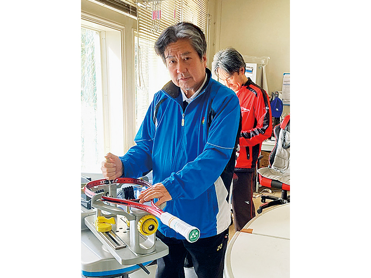 テニス歴55年、軟式・硬式ともに全国大会出場の経験を持つ店主の渡邉さん